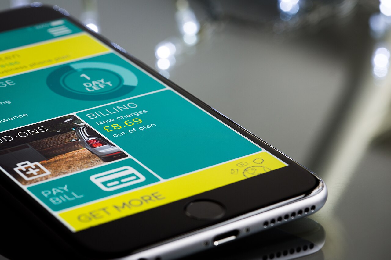 Pengguna melakukan transaksi mobile banking dari smartphone