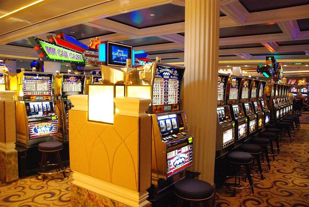 Lorong mesin slot di casino dengan lampu interior kapal pesiar