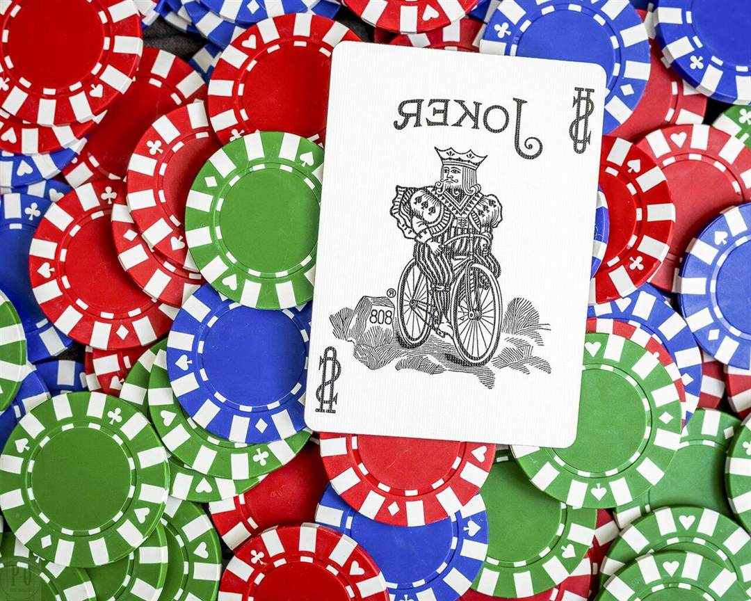 Kartu remi dan tumpukan chip casino