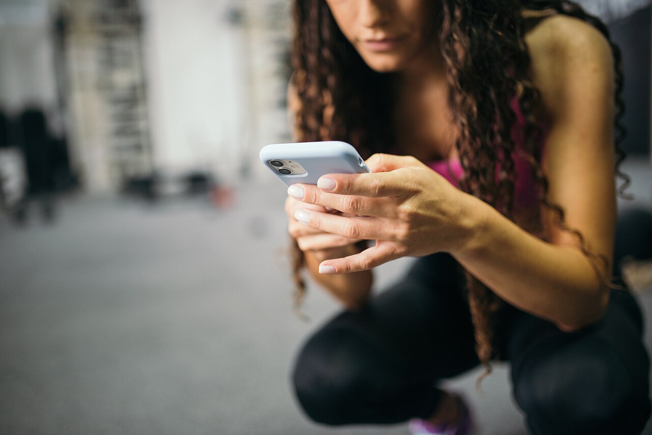 Pengguna menelusuri informasi dari smartphone