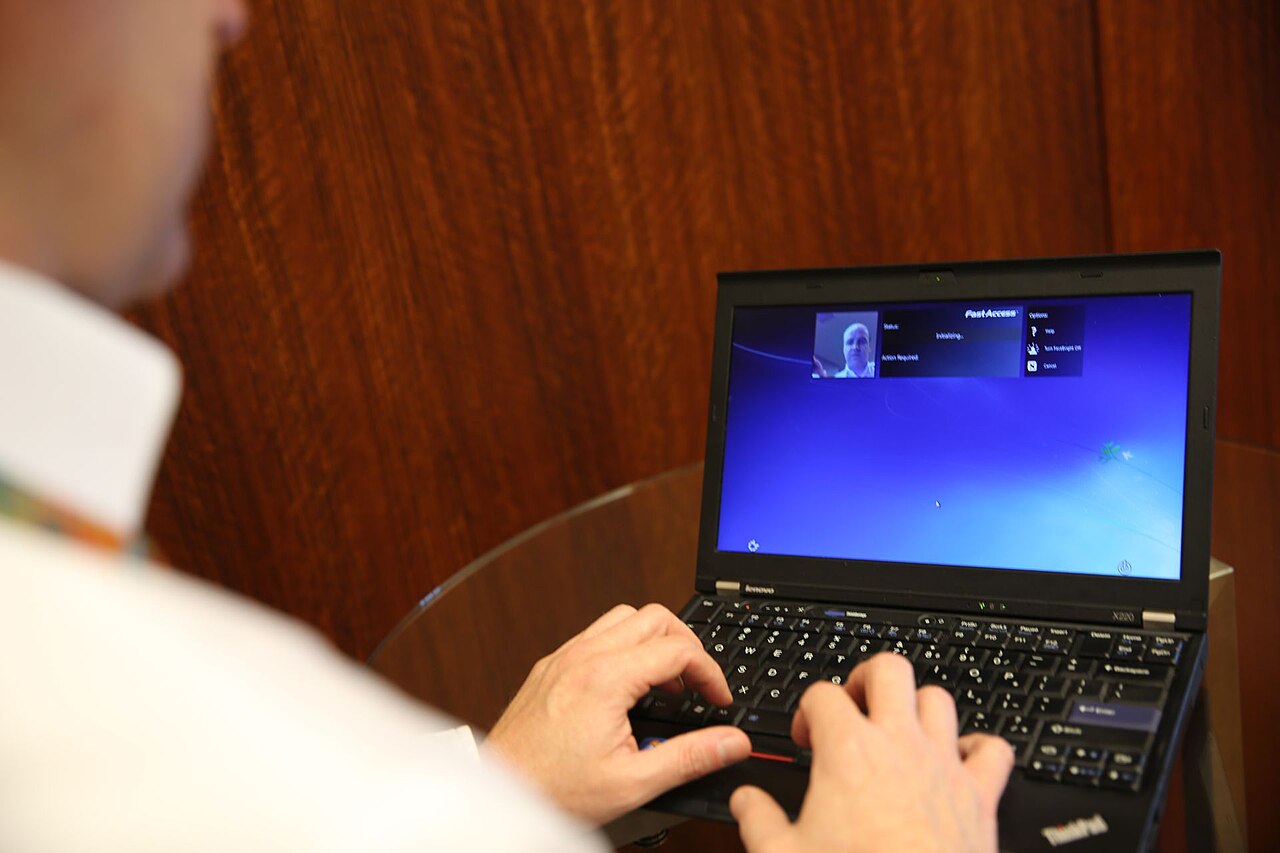Pengguna melakukan verifikasi wajah untuk masuk ke laptop